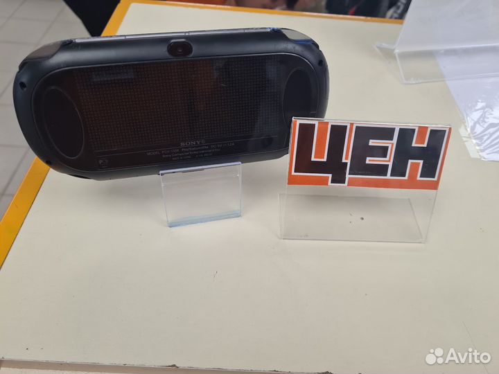 Игровая приставка PlayStation vita (центр)