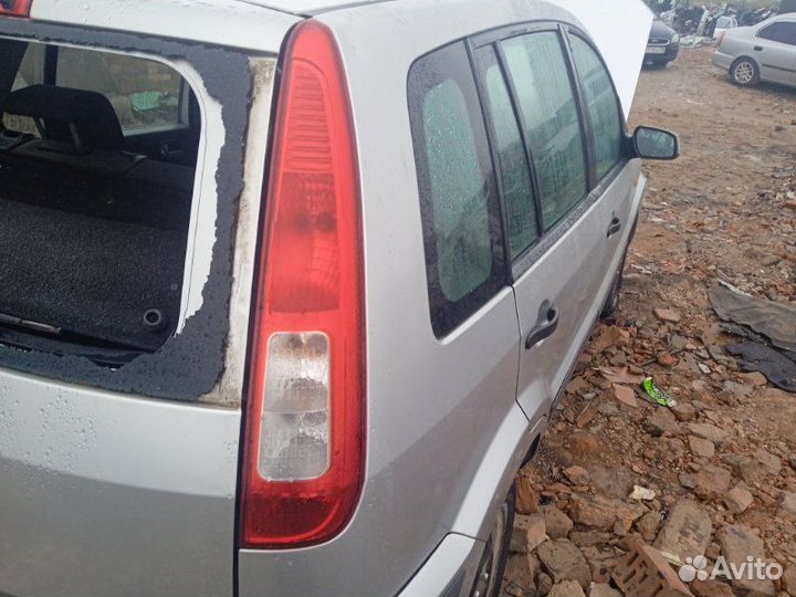 Фонарь Ford Fusion 1.4 2007 прав. (б/у)