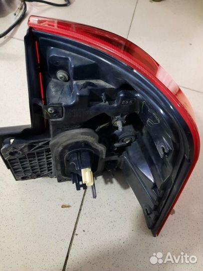 Фонарь наружный задний левый Тoyota Land Cruiser