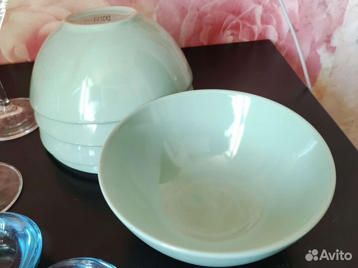 Тарелки, фужеры, подсвечники 