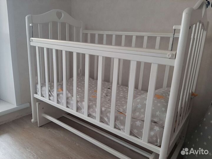 Детская кроватка с маятником