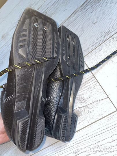 Лыжные ботинки larses cross 37 в подарок палки