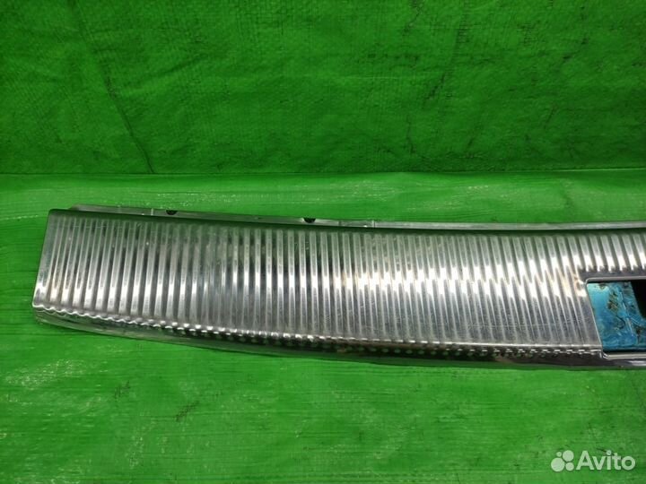 Накладка на замок багажника зад. Volkswagen Touare