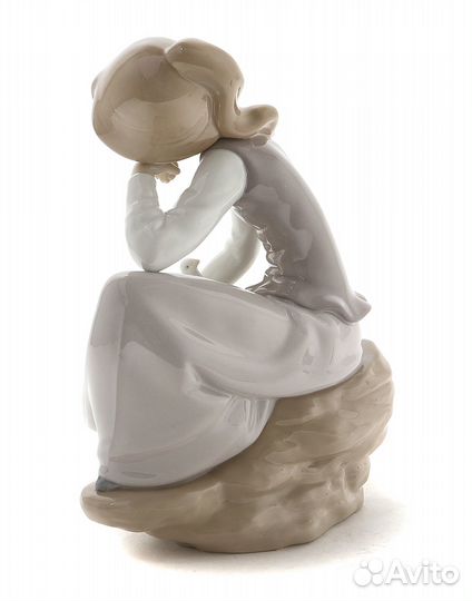 Фарфоровая фигура Девочка с голубем. NAO by Lladro