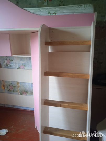 Детская кровать чердак со столом и шкафом