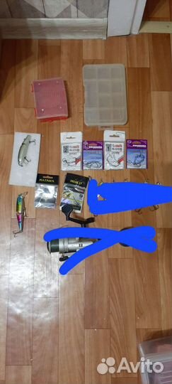 Блесна, катушка, крючки