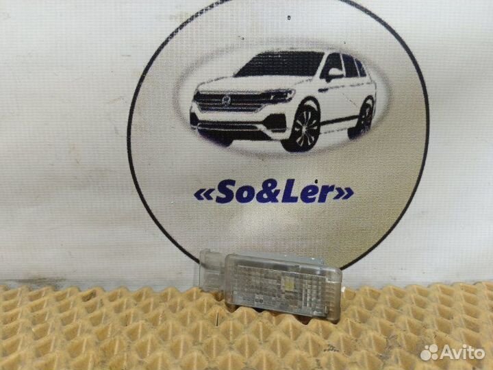 Плафон подсветки салона Volkswagen Touareg GP 2008