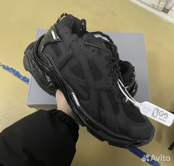 Кроссовки balenciaga runner 2 на руках