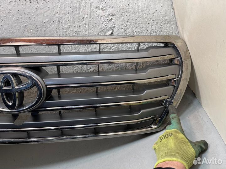 Решетка радиатора Toyota Land Cruiser 200