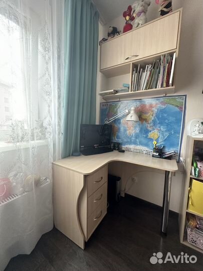 Угловой письменный стол, тумбочка, шкаф для книг