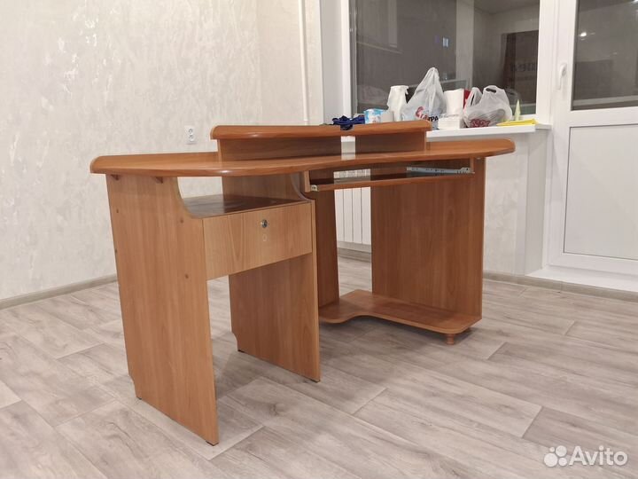 Компьютерный угловой стол