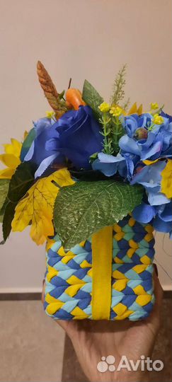 Композиция из искусственных цветов