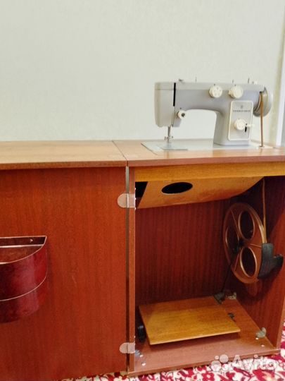 Швейная машина Чайка 142