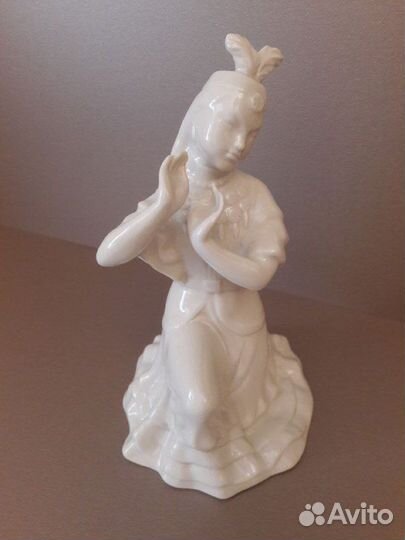 Фарфоровая статуэтка 