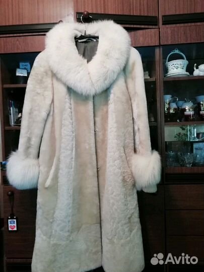 Шуба мутоновая, мало б/у, в хорошем состоянии. Р 4