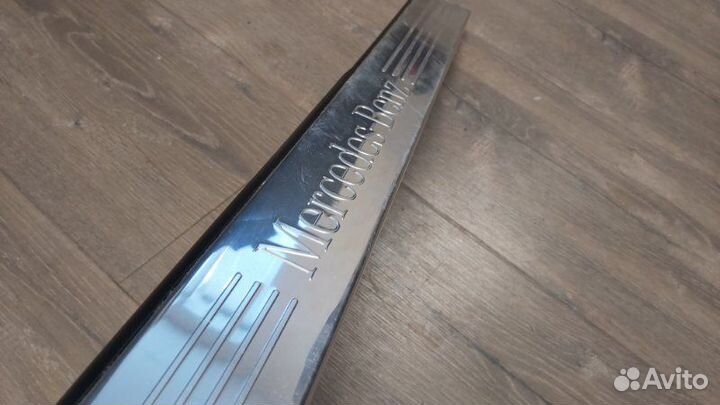 Декоративная накладка передняя правая Mercedes