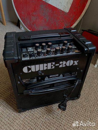 Комбоусилитель Roland Cube-20x с педалью