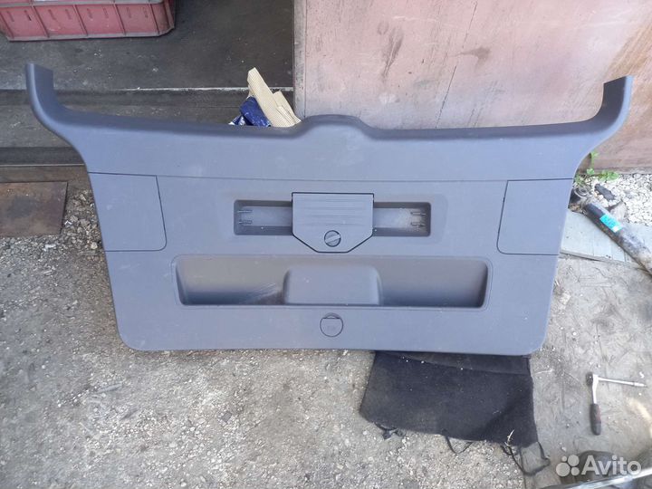 Обшивка двери багажника VW Touran 1