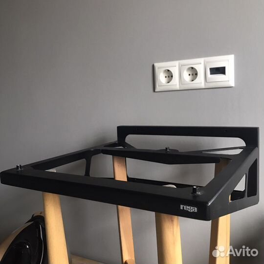 Настенная полка rega для проигровптеля винила