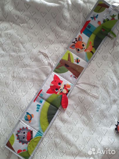 Пакетом книжка и подвеска TinyLove