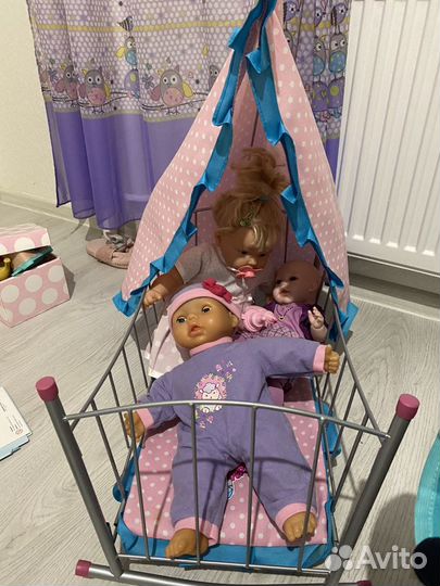Кровать с куклами