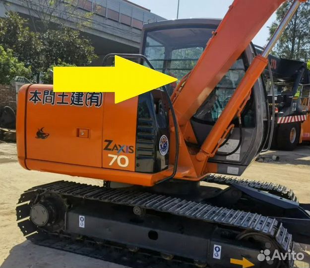 Стекло кузовное правое возле стрелы Hitachi zx 70