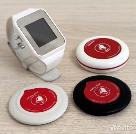 Комплекты вызова персонала: кнопка вызова и часы