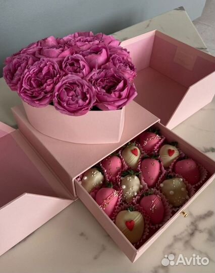 Коробка для цветов и клубники в шоколаде