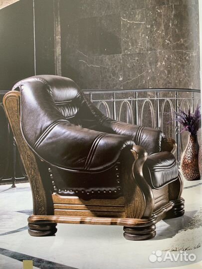 Кожаный комплект: диван и 2 кресла