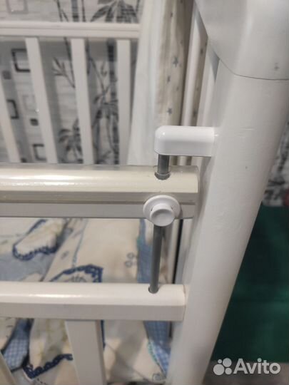 Детская кроватка с маятником