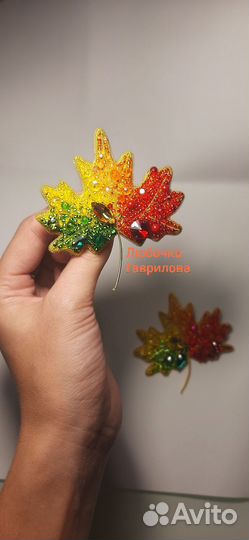 Брошь ручной работы из бисера Кленовый лист