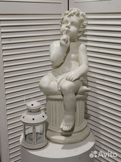 Лекоратмвная фигура мальчик на колонне