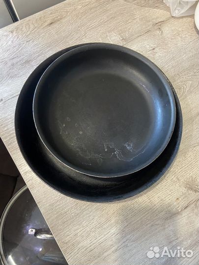 Посуда - 2 сковороды, салатник, тарелки