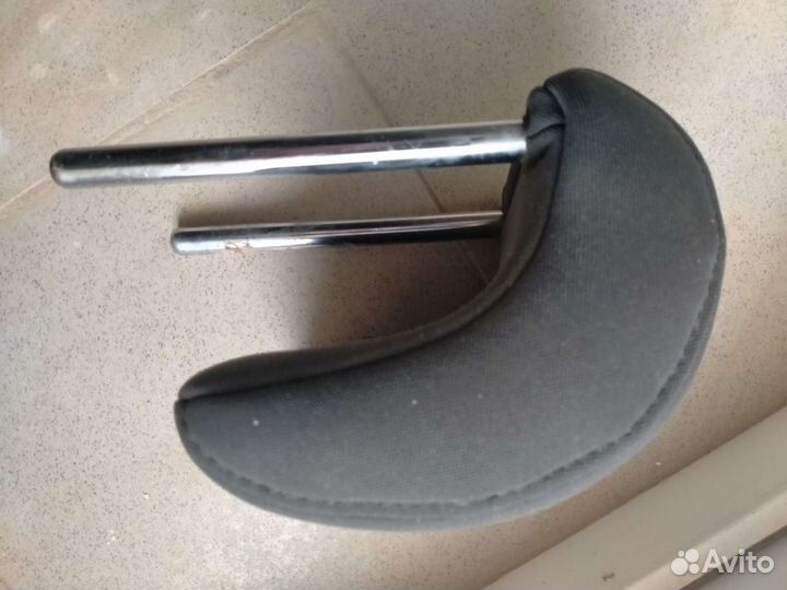 Подголовник заднего сидения