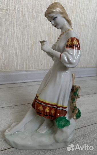 Статуэтка фарфоровая гадание на ромашке