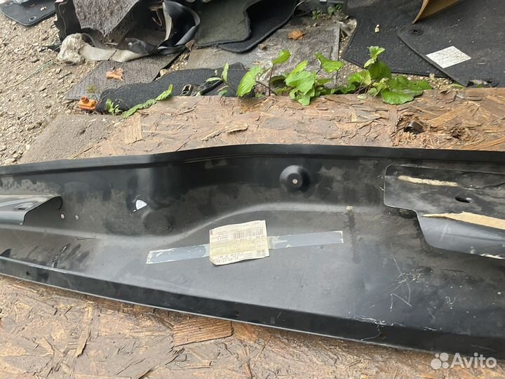 Стойка внутренняя VW Т5 7H0809290E