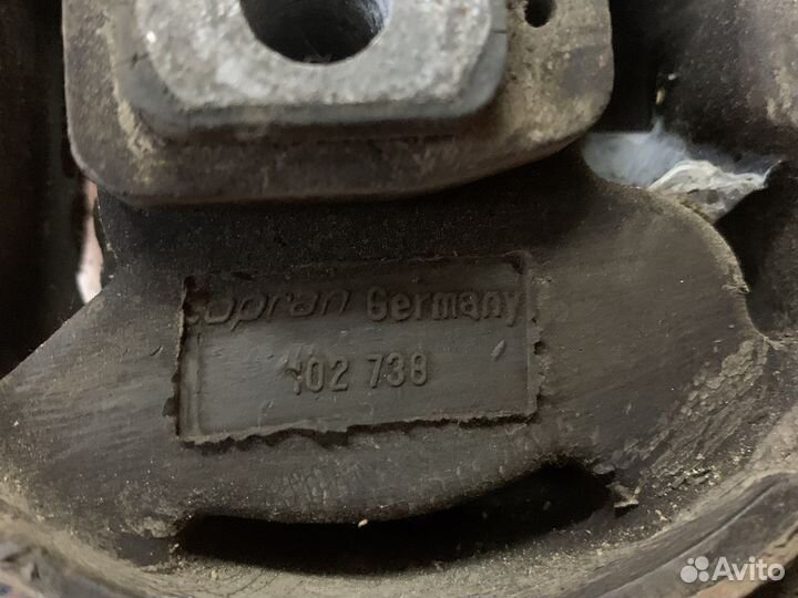 Подушка Опора двигателя правая Passat B3