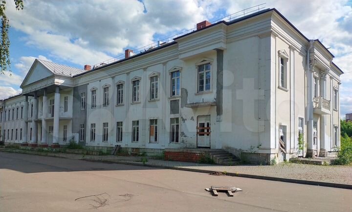 Здание, 5600 м²