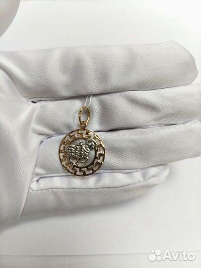 Золотая подвеска с камнем
