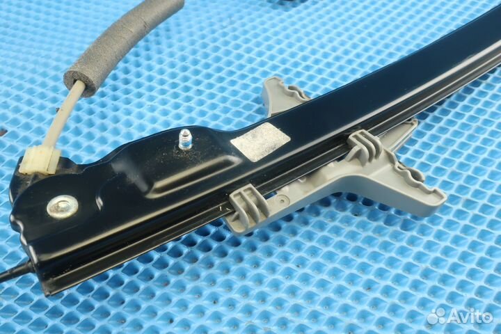 Стеклоподъёмник задний правый Skoda Superb 3