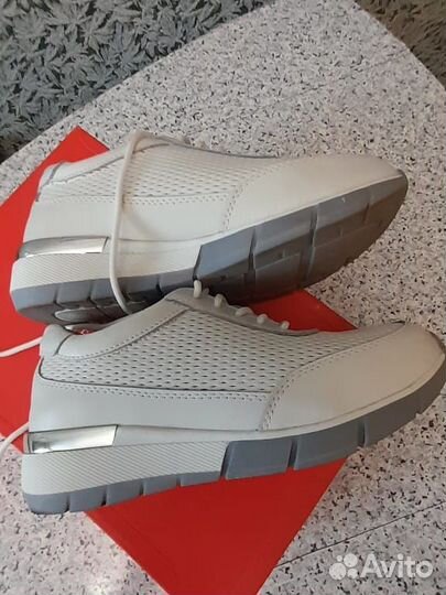 Кроссовки женские 35 размер белые