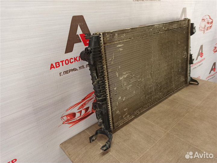 Радиатор охлаждения двигателя Renault Duster