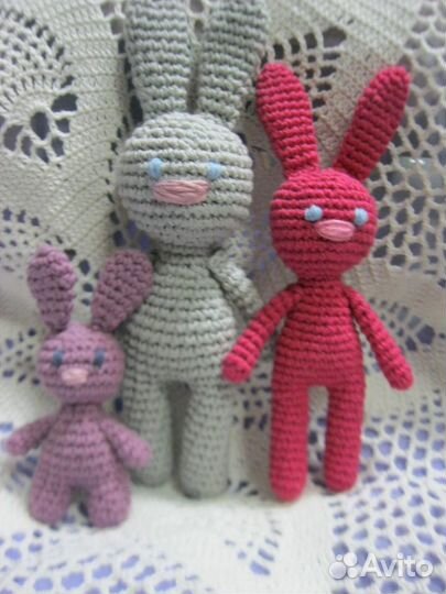 Вязаная игрушка зайчик