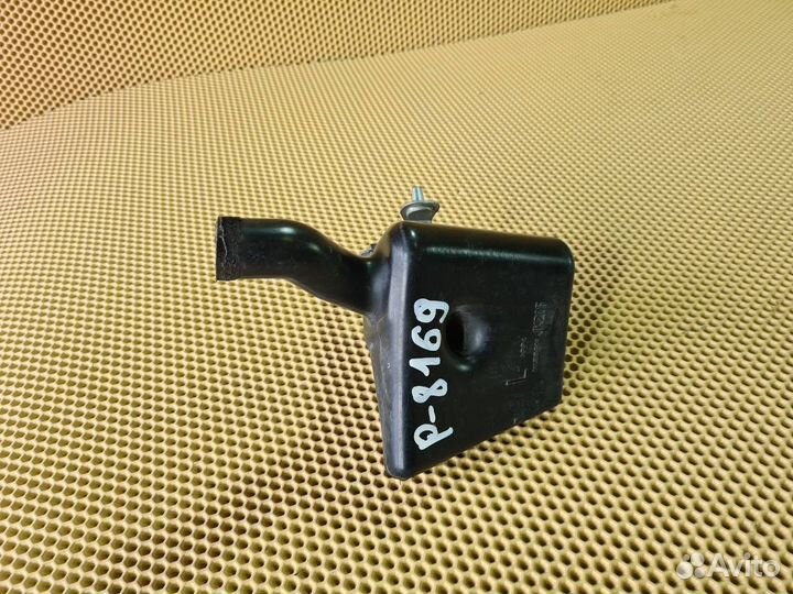 Резонатор воздушного фильтра передний левый