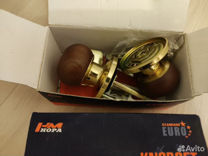 Дверные ручки, плафоны и петли