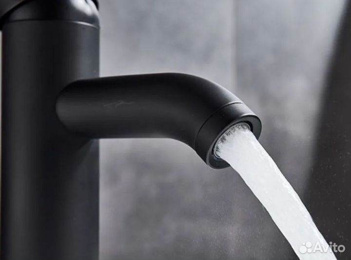 Смеситель черный круглый на раковину умывальник