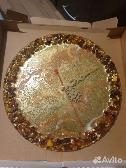 Часы из эпоксидной смолы с янтарём