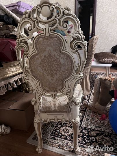 Стол и стулья