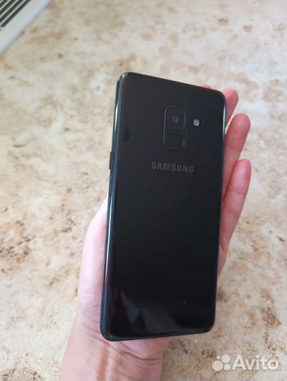 Смартфон Samsung Galaxy A8 (2018) 32GB (черный)