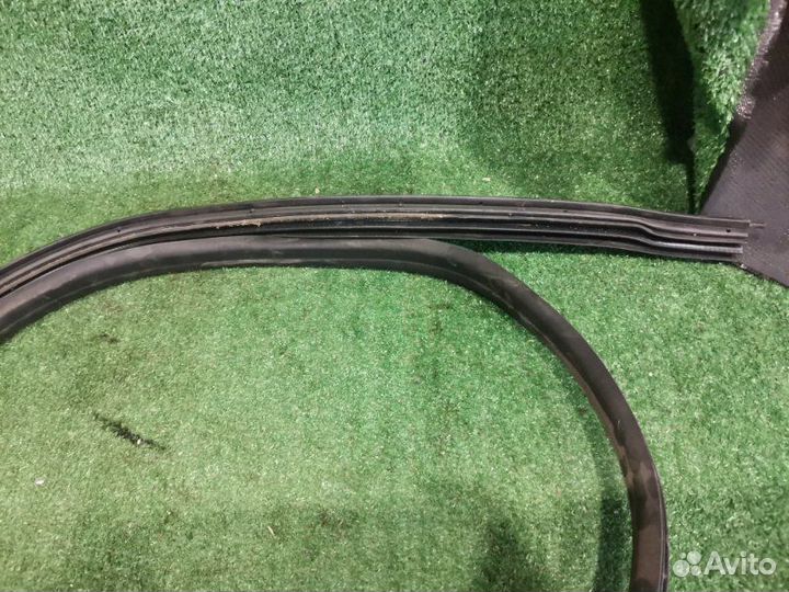 Уплотнительная резинка боковой двери задняя правая